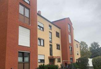 Eingangsbereich mit Grünanlage