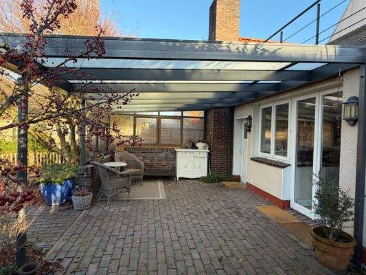 schöne überdachte Terrasse