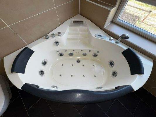 1st Floor: Full bathroom with whirlpool