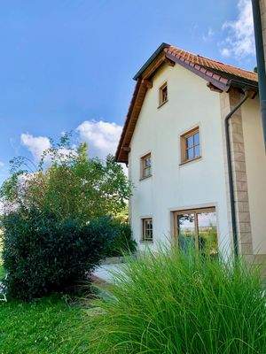 Separates Gebäude mit Wellnessbereich, Garage und Dachboden