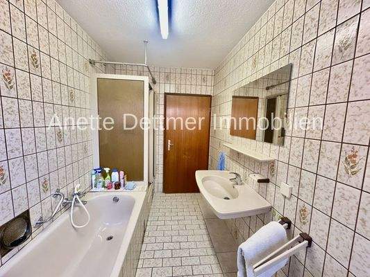 24 UG Badezimmer mit Dusche und Badewanne