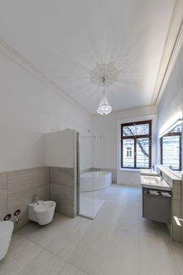 Bad mit Dusche und WC