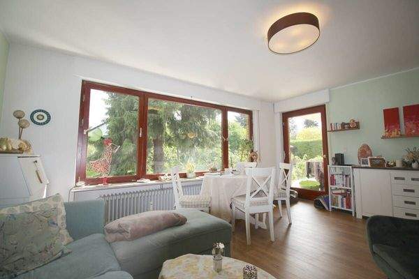 Wohnzimmer mit tollem Gartenblick