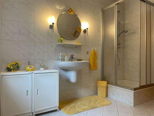 Vollbad mit Wanne und Dusche