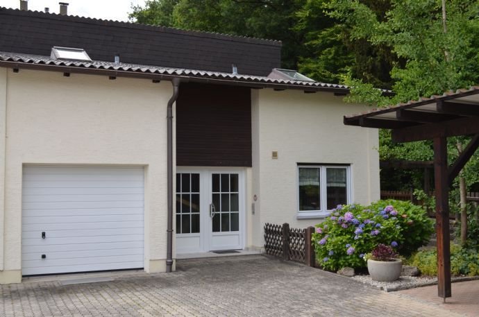 Reiheneckhaus mit 2 Garagen, Stellplätzen und großem Carport