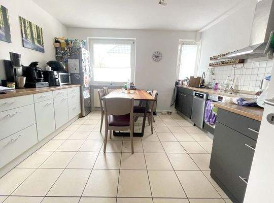 Wohnküche mit Fenstern