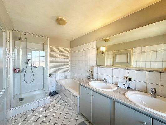 Bad mit Dusche, Wanne und WC