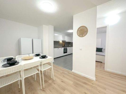 Helles Wohnzimmer mit Küche