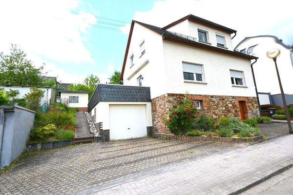 mit Garage u. Stellplatz