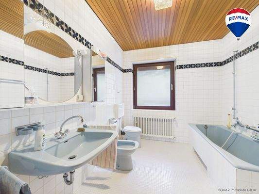 RE/MAX Immobilien DeLux Wohn-Geschäftshaus Merzig Badezimmer