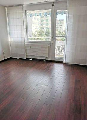 Wohnzimmer mit Blick zum Balkon