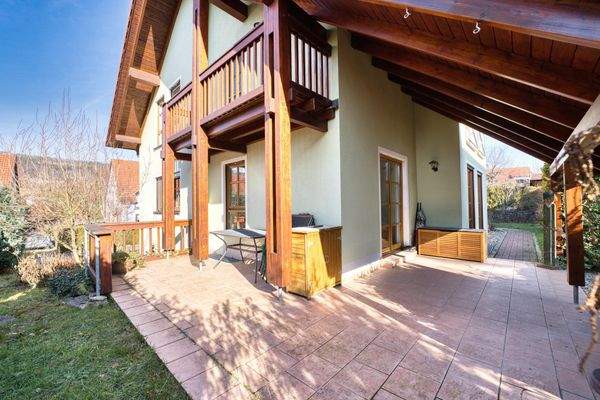 Gartenseitige Ansicht mit Blick auf die Terrasse