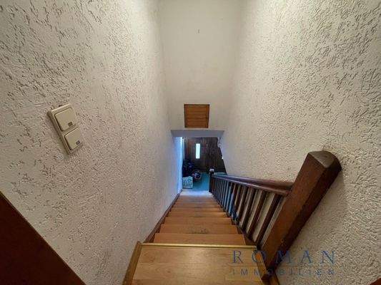 1. OG zu EG: Treppe von Obergeschoss ins Erdgeschoss