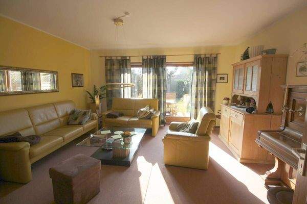 Sonniges Wohnzimmer mit Zugang zur Außenterrasse u. Garten