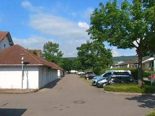 geschützter, zugeordneter  Parkplatz, abseits der Straße