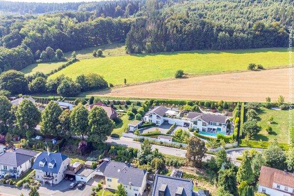 Ideal in den Hang integriert und traumhaft gelegen