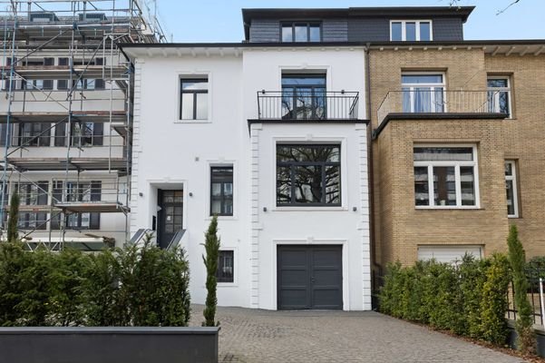 Gepflegte Fassade und Hof mit Parkmöglichkeiten
