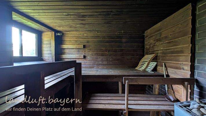 Finnische Sauna mit Holzofen.jpg