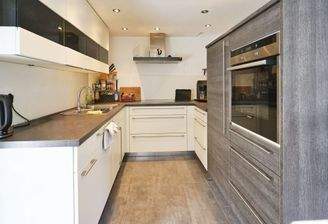 Mit schicker Einbauküche