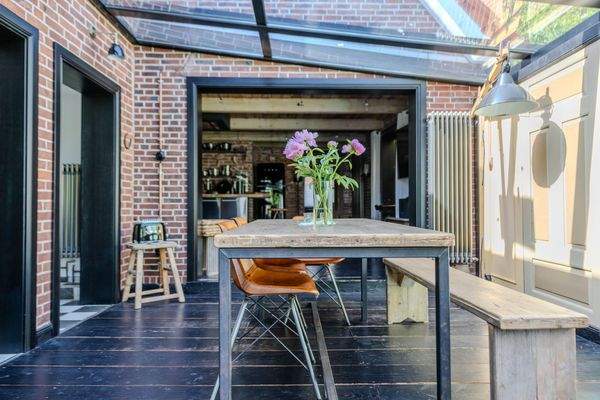 Moderne Küche mit Glasdach