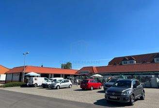 Objektansicht mit Stellplätzen