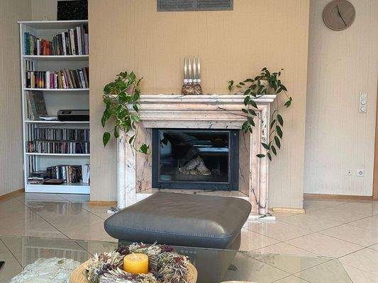 Wohnzimmer mit Kamin