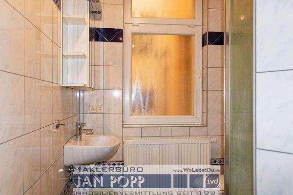 Tageslichtbad mit Duschkabine und Eckwanne 