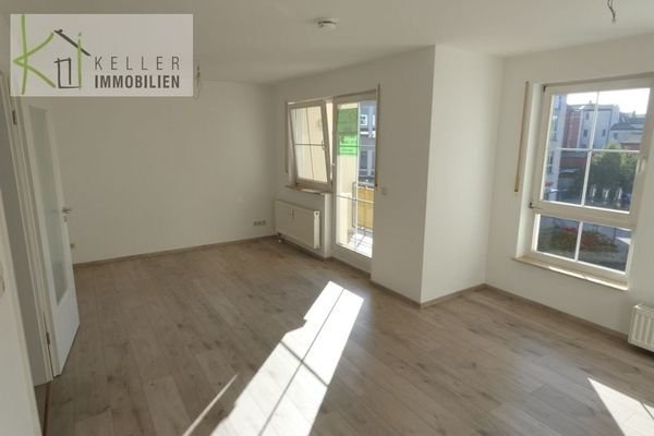 Wohnzimmer mit Süd-Balkon