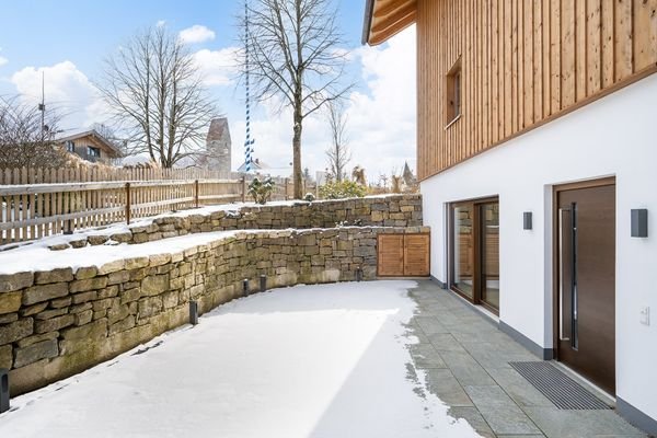 lDie ca. 47qm große Ostterrasse, eingebettet in ei