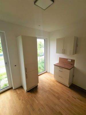 Kühlschrank und weiterer Stauraum