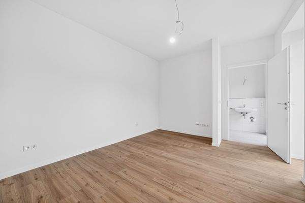 Offener Schlafbereich mit Zugang zum Bad