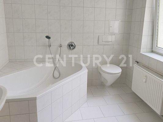 Tageslicht-Badezimmer mit Eckbadewanne