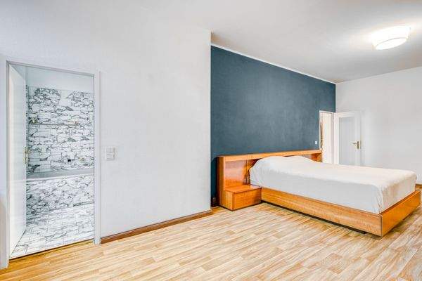 Ca. 25 Quadratmeter großes Schlafzimmer mit Badezimmer en-Suite
