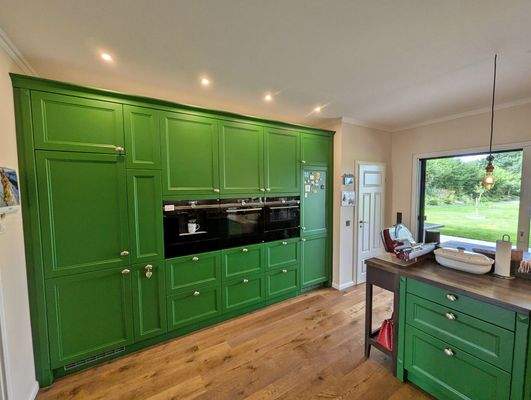 Küche mit Eingang zur Speisekammer