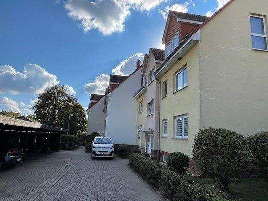  Zufahrt Carports + Zugang Hauseingänge