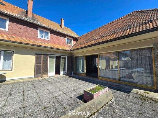 Terrasse zum Wintergerten und Wohnbereich