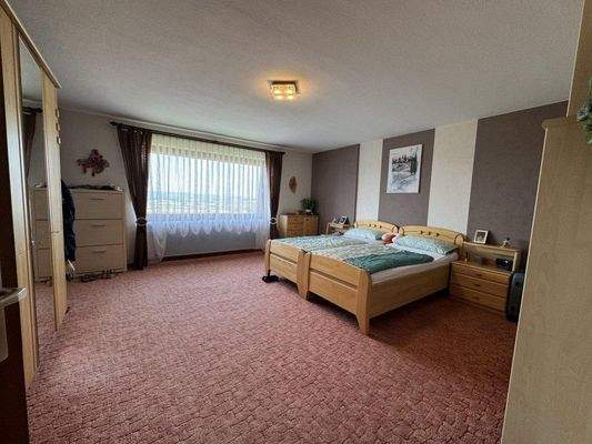 geräumiges Schlafzimmer