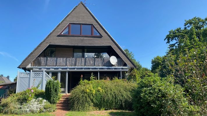 Gartenseite mit Terrasse und Balkon