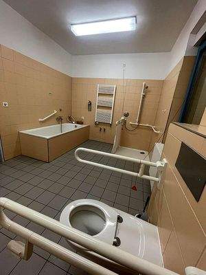 Bad mit Wanne und Dusche