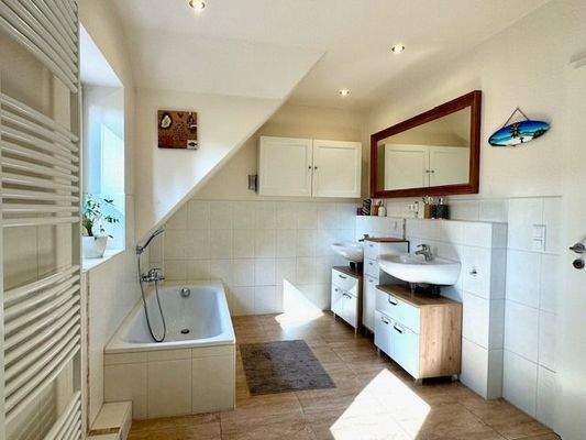 Helles Masterbad mit Badewanne...