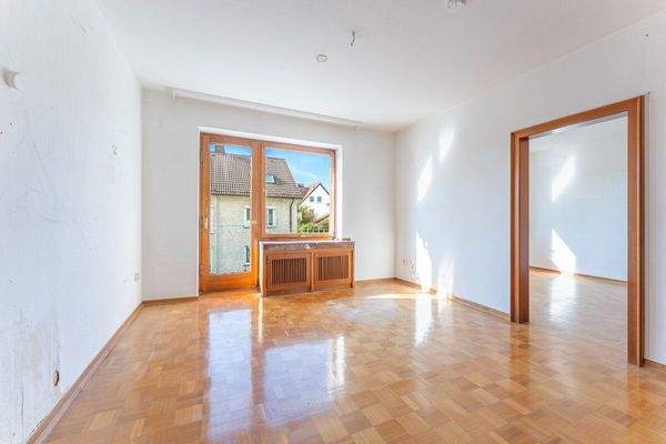 Schlafzimmer mit Balkon und anschließendem Zimmer