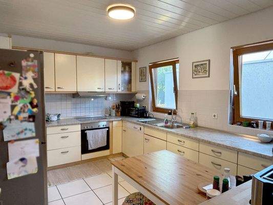 Küche-mit-Einbauküche