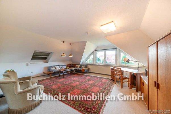 großes und helles Zimmer im Dachgeschoss