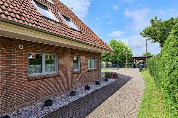 Vom Haus zur Grundstücksauffahrt gesehen