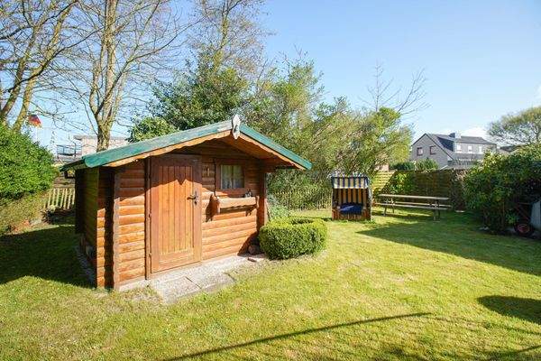 gepflegter Garten hinter dem Haus