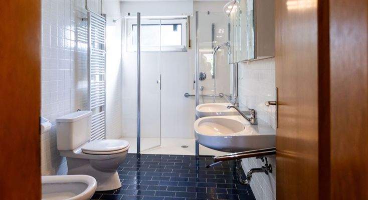 Bad mit bodenebener Dusche