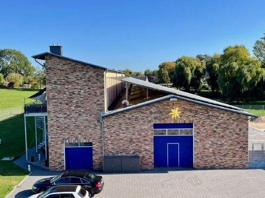 Zugang Halle per elektr. Rolltor / Eingang Heizung