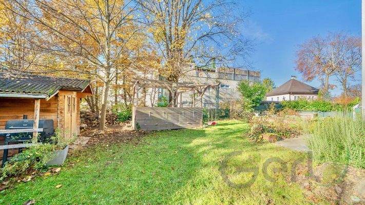 Garten mit Laube und Hütte