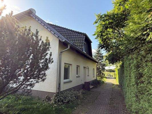 Hausansicht vom Grundstück