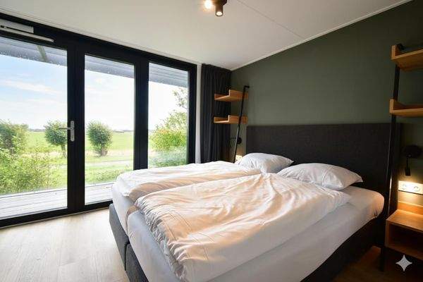 ferienhaus-kaufen-lakeside-resort-brielle-zwartewaal-schlafzimmer-1-blick-auf-weiden-2026